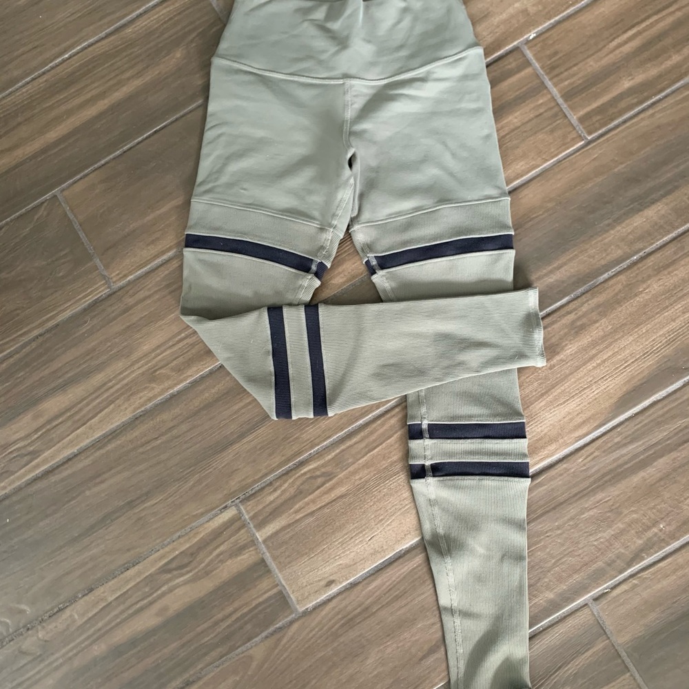 Alo Yoga Leggings - olive green with black detail